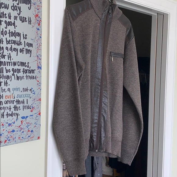 Sweater with a full zipper - Picture 2 of 4